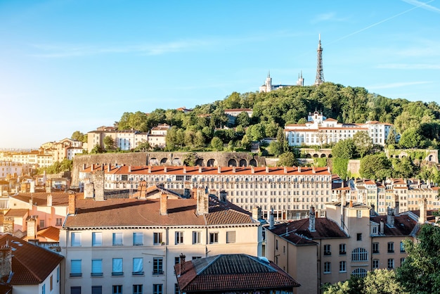 フランスのリヨン市の美しい古い建物と朝の空中街並みの眺め