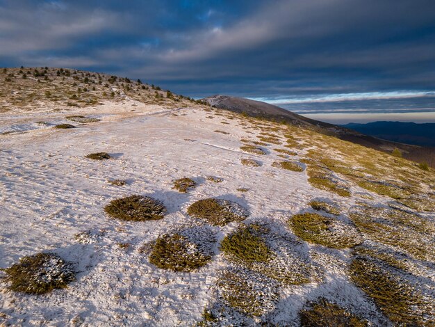 ベクレメト峠地域のバルカン山脈に覆われた雪の朝の空撮