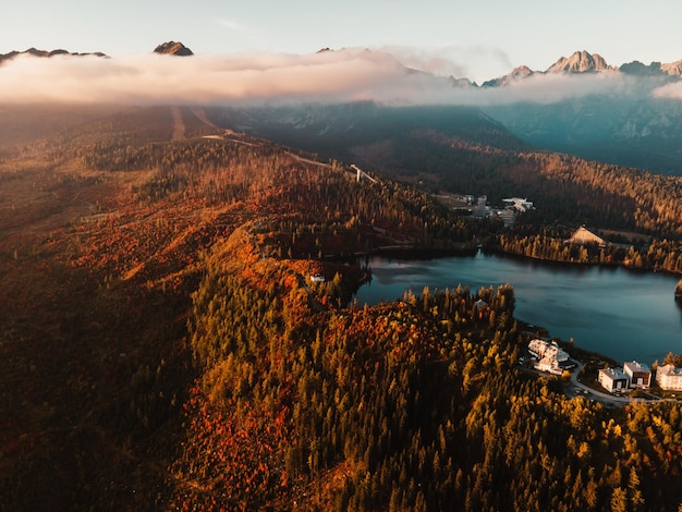 High Tatras 국립 공원 슬로바키아 풍경 유럽의 Strbske pleso Strbske 호수의 아침 가을 전망