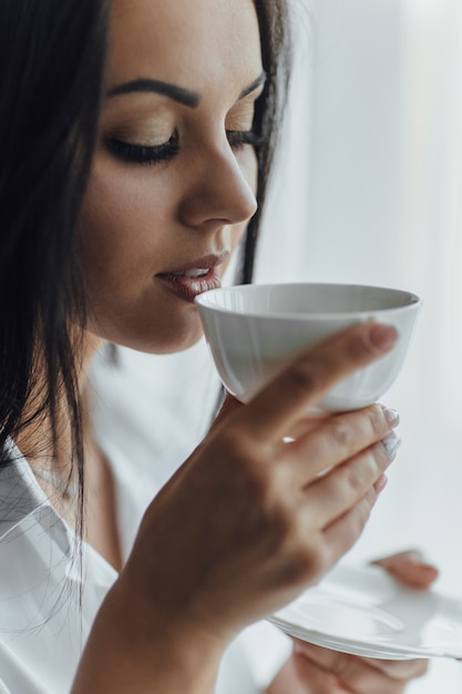 Foto mattina di una bella ragazza