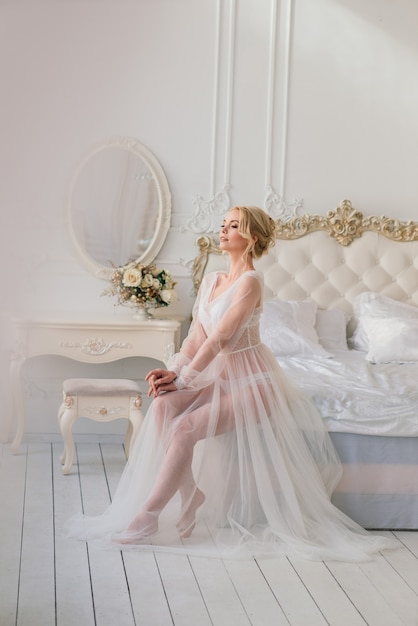 Mattina di una bella giovane sposa in un abito boudoir