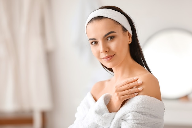 Mattina di bella giovane donna in bagno