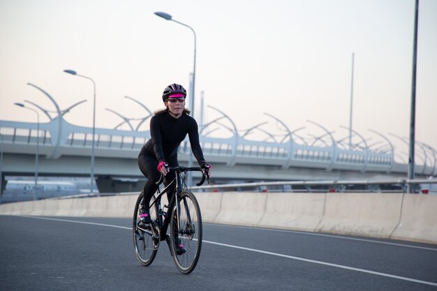 街の通りを通る朝の自転車トレーニング