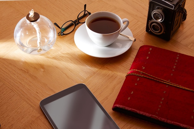 Caffè della prima colazione del mattino con macchina fotografica d'epoca