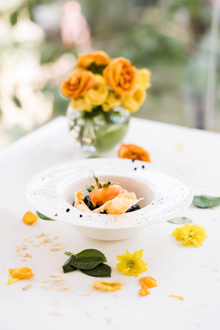 Photo 朝の朝食花飾り構成