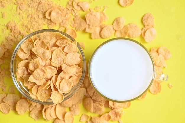 Colazione mattutina fiocchi di cereali integrali freschi con latte su sfondo giallo ciotola di cornflakes cibo per la colazione e spuntini per un concetto di cibo sano