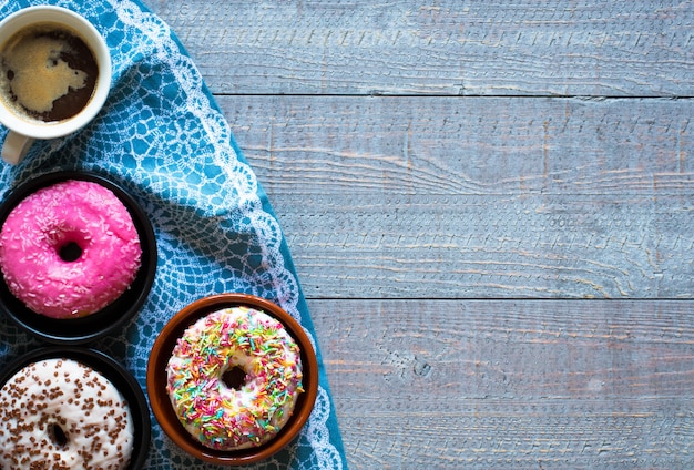 Colazione del mattino con ciambelle colorate e caffè