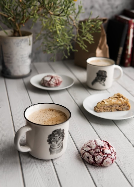 Foto colazione mattutina con tazza di caffè e biscotti