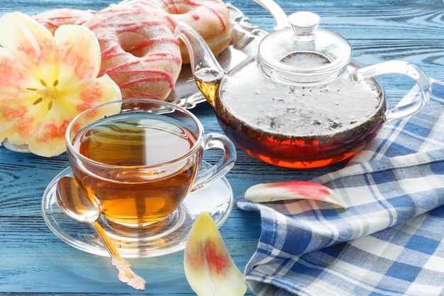 Photo morning breakfast with spring tulips and silk shawl on table