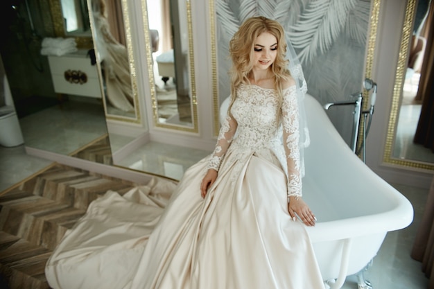 Photo morning of the bride. a woman in a wedding dress in the bathroom