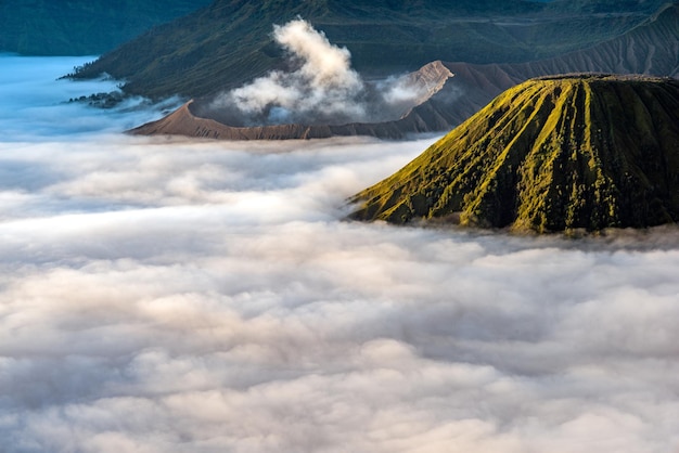 ジャワ島のインドネシアの朝のブロモ火山