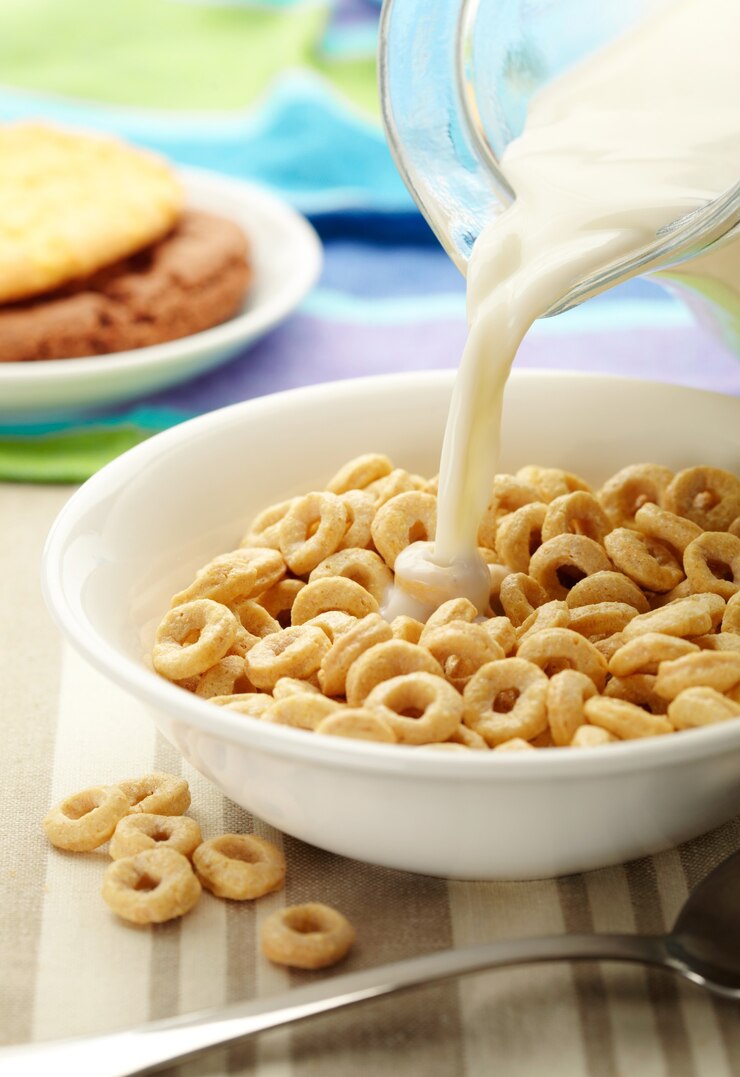 Photo morning cereal pouring the milk