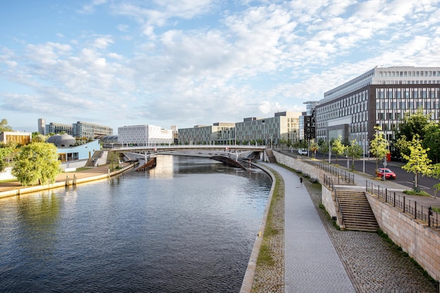 Vista del paesaggio urbano mattutino sul moderno quartiere finanziario con il fiume sprea vicino al palazzo del parlamento nella città di berlino