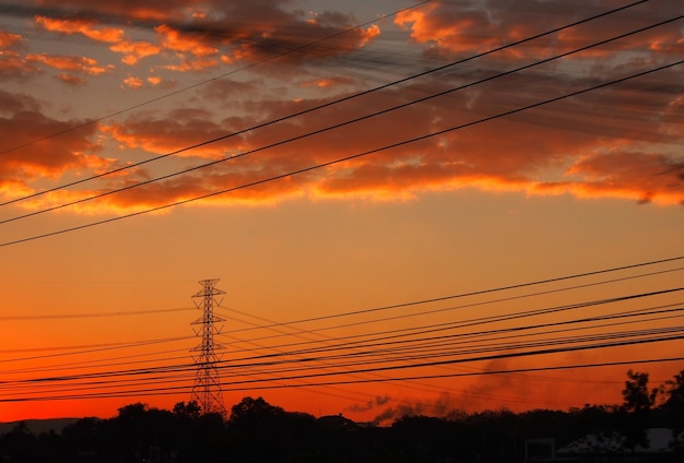 Фото Утро облачное небо с силуэтом сцены высоковольтного кабеля