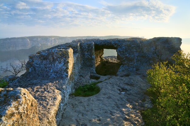 Mangup Kaleの頂上からの朝の曇りの景色-クリミア（ウクライナ）の歴史的な要塞と古代の洞窟の集落