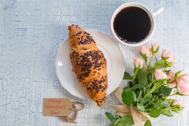 写真 朝のコーヒーと花