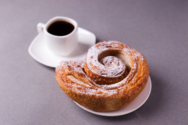 朝のコーヒーとビスケット