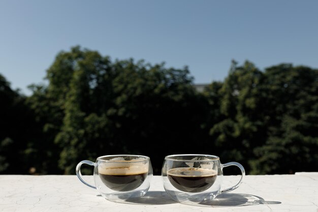 사진 자연을 바라보는 두 명을 위한 아침 커피