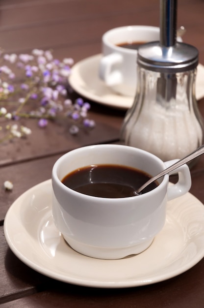 Caffè mattutino in un ristorante su un tavolo di legno