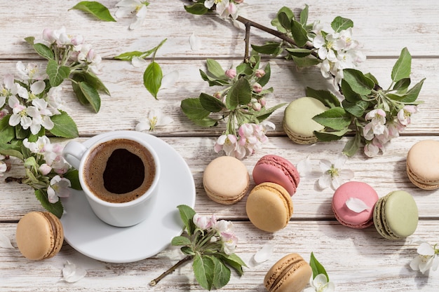 春の背景に朝のコーヒー