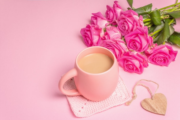 Утренний кофе с красивым букетом роз