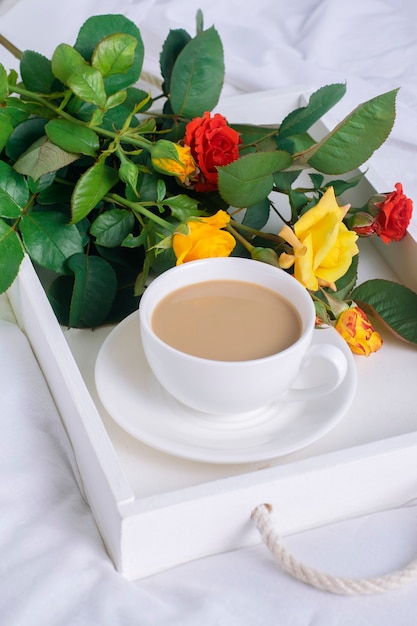 ベッドに花と朝のコーヒー。
