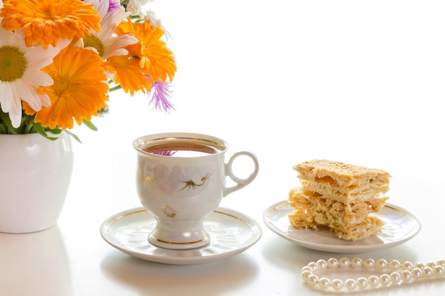 花と朝のコーヒー。