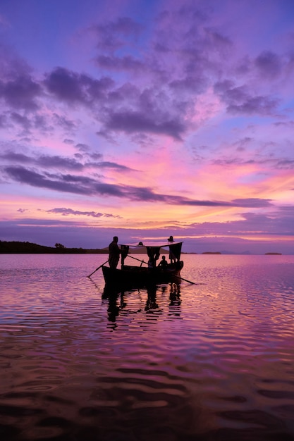 Foto una crociera mattutina con gondola locale di thung yee peng, ko lanta, krabi, tailandia.