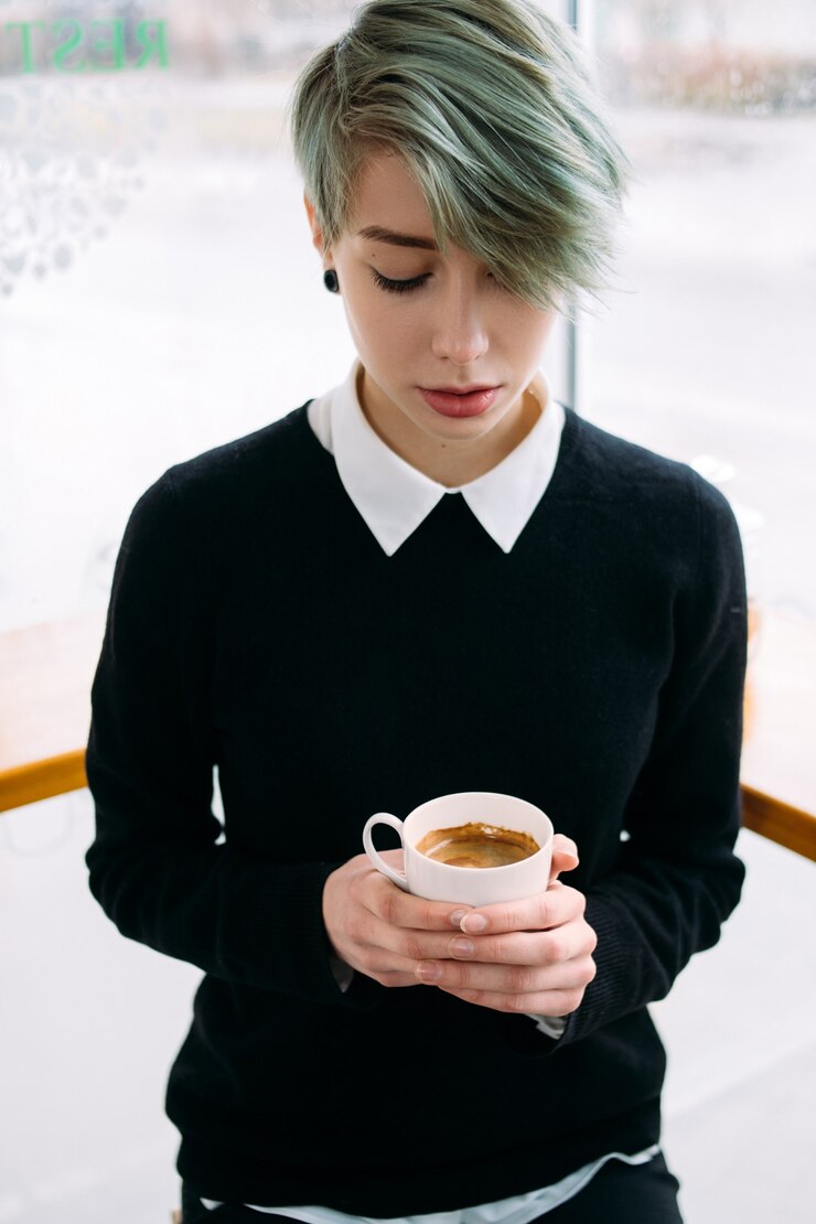Photo モーニングカップコーヒーカフェイン依存症の女の子ホールド
