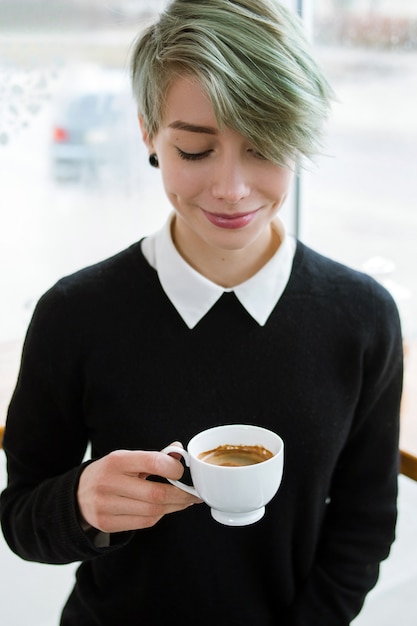 モーニングカップコーヒーカフェイン依存症の女の子ホールド