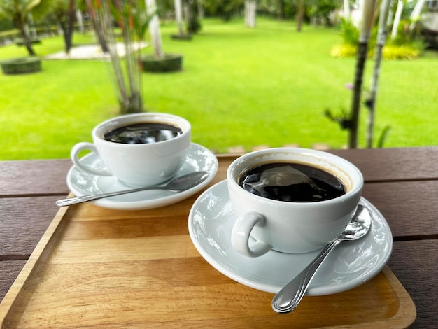 Foto coppe di caffè mattutine sullo sfondo tropicale