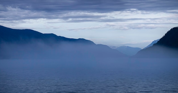 山の湖の自然光の朝霧