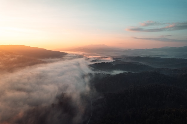 Nebbia mattutina in montagna vista dall'alto