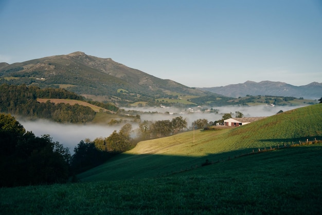 ピレネー山脈の山々の朝の霧。高品質の写真