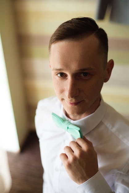 Photo morning groom, groom in a shirt, wedding day.