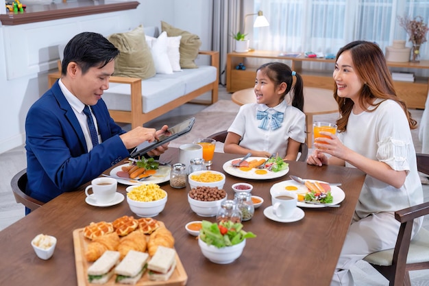 朝、家で家族の夫が食べている