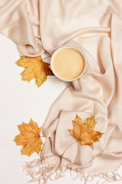 Утренний горячий напиток кофе с желтым осенним сезоном листьев клена