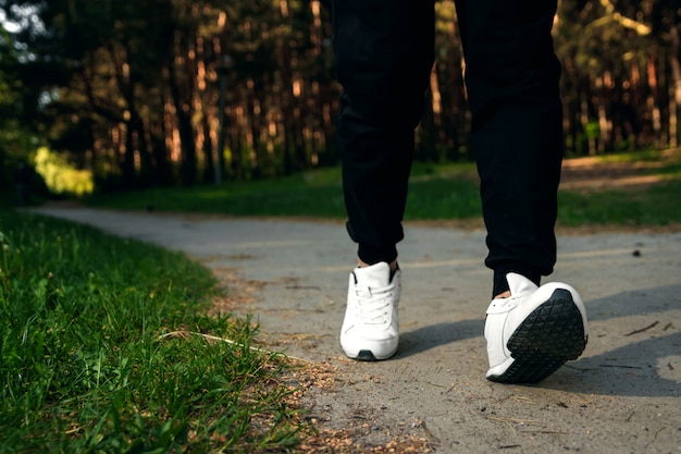公園での朝のジョギング、男性の足のクローズアップコピースペース