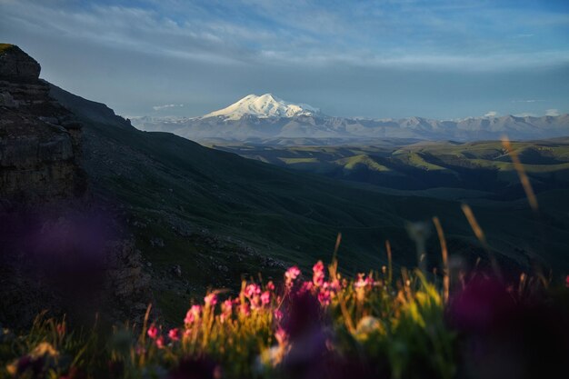 エルブルス山の山頂の朝の風景 雪で覆われた大きな高山 カフカス山脈 ロシア