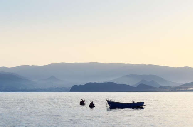 Утренний пейзаж с лодками в море