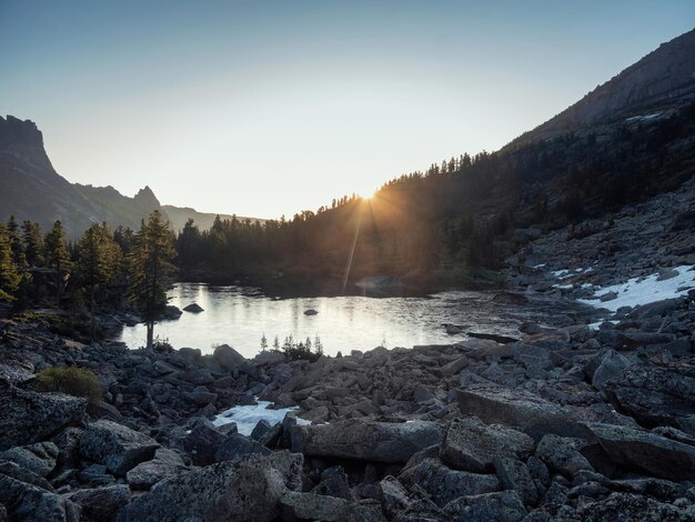 Фото Утренний пейзаж с золотым солнечным светом в больших горах