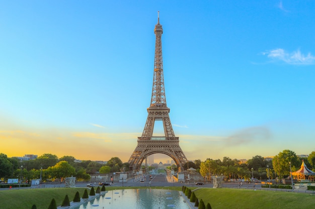 Утренний свет на иконке Эйфелевой башни в Париже, Франция