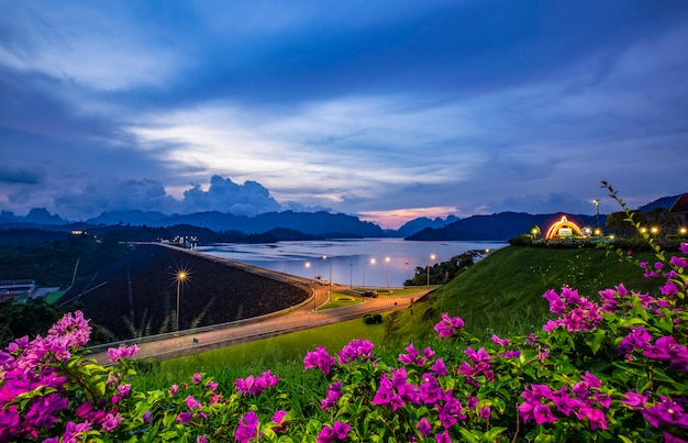 朝の光、Ratchaprapha Dam Surat Thani Province、タイの夕方の光