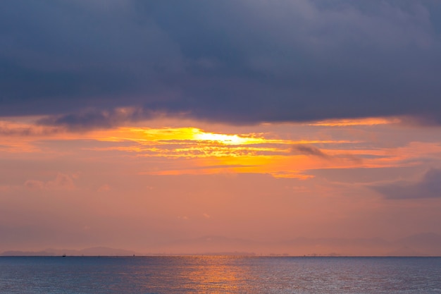 海の朝の光