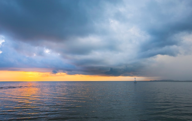 海の朝の光