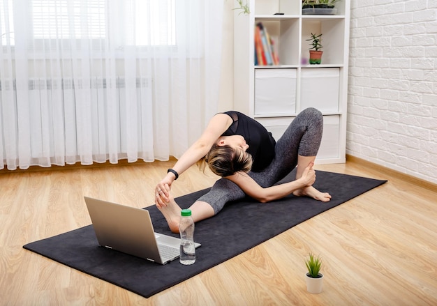 Meditazione mattutina con un felice riposo a casa in allenamento online