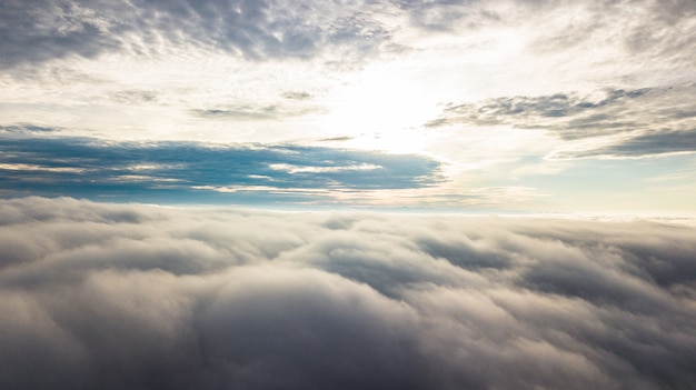 Nebbia mattutina con montagna, alba e mare di nebbia