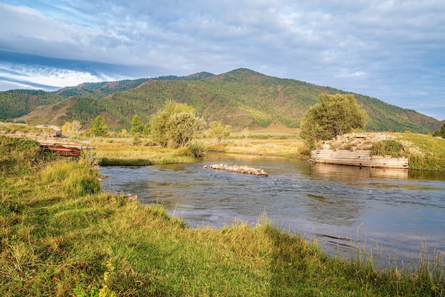 川と朝の山の風景。カラコル川渓谷、アルタイ山脈、ロシアの秋