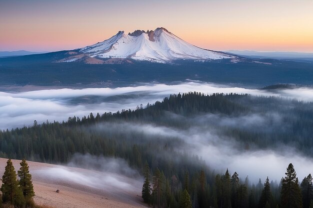 ラッセン 火山 の 山 の 朝 の 霧