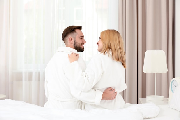 Фото Утро счастливой молодой пары, отдыхающей в гостиничном номере